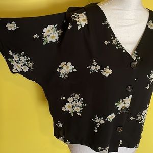 🪸5 for $25🪸 Elodie Women Top M Black Floral Short Sleeve Cottagecore Crop
